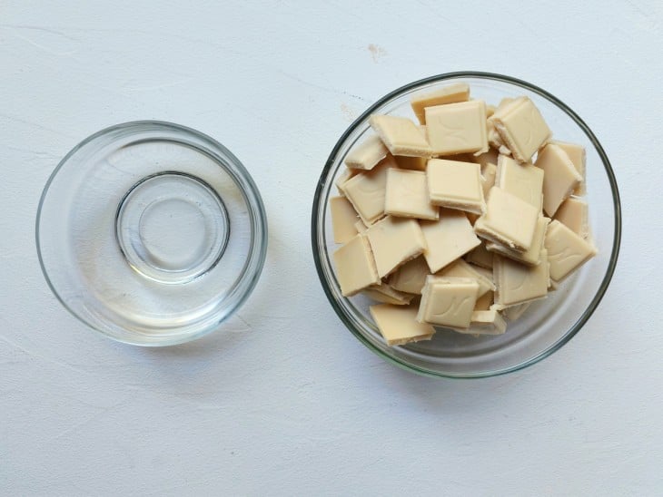 Ingredientes da ganache de chocolate branco reunidos na bancada.