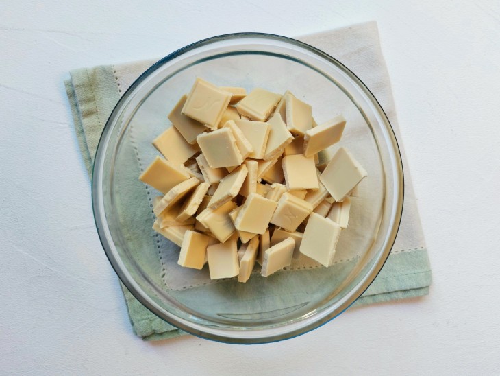 Chocolate branco em pedaços em uma tigela.