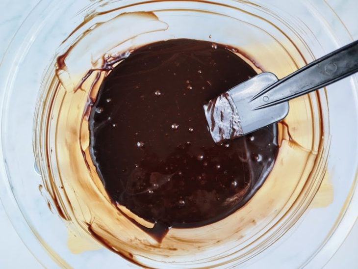 Um recipiente com chocolate derretido e creme de leite.