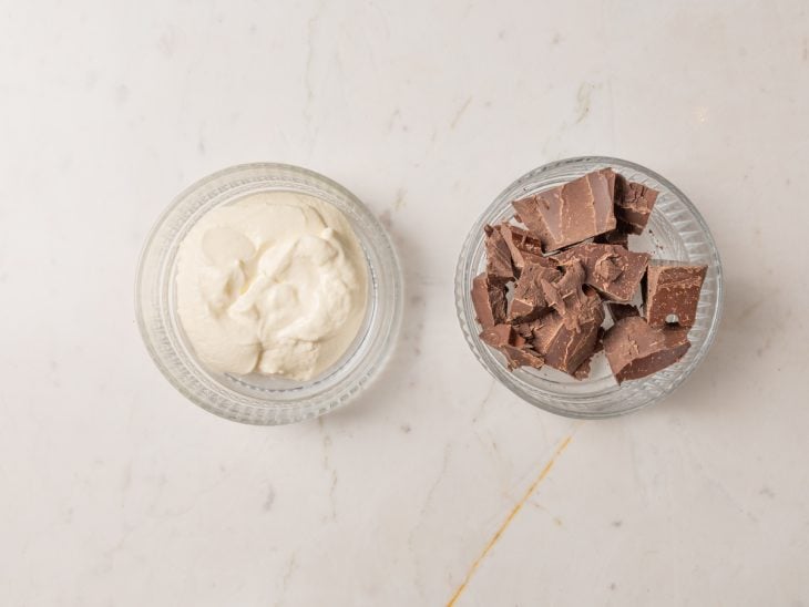 Ingredientes para a receita de ganache simples.