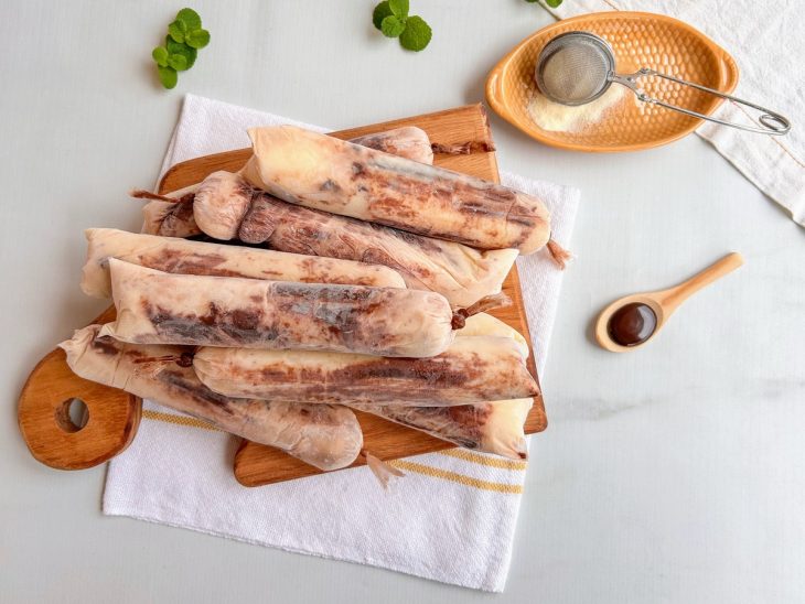 Geladinhos prontos para consumo sobre uma tábua de cozinha.