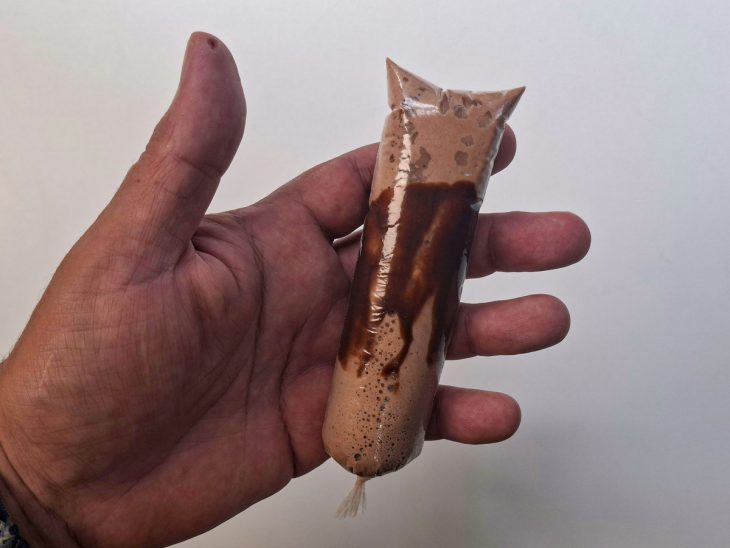 Geladinho fechado e pronto para ser congelado.