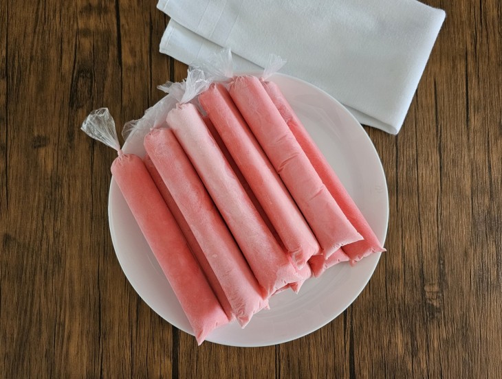 Geladinho cremoso de morango congelado em saquinhos de geladinho.