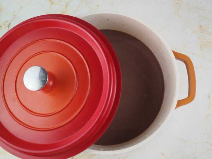 Leite e água sendo adicionados aos ingredientes secos ainda fora do fogo.
