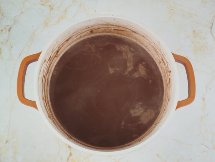 Mistura sendo mexida até dissolver completamente o açúcar e o achocolatado.