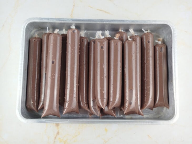 Geladinhos prontos organizados para congelamento antes de serem servidos bem gelados.