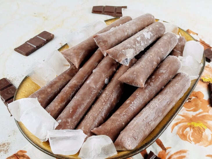 Geladinho de chocolate servido.