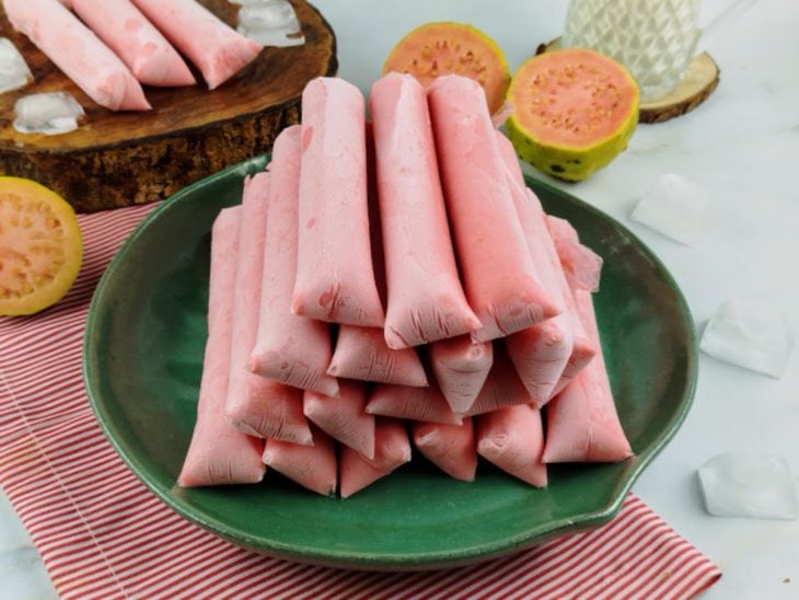 Geladinhos de goiaba prontos para consumo.