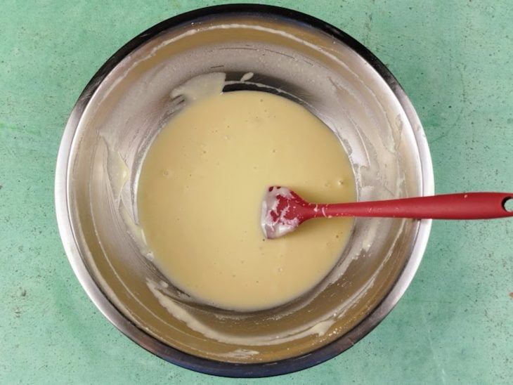 Uma tigela com a mistura de leite em pó e o leite condensado.