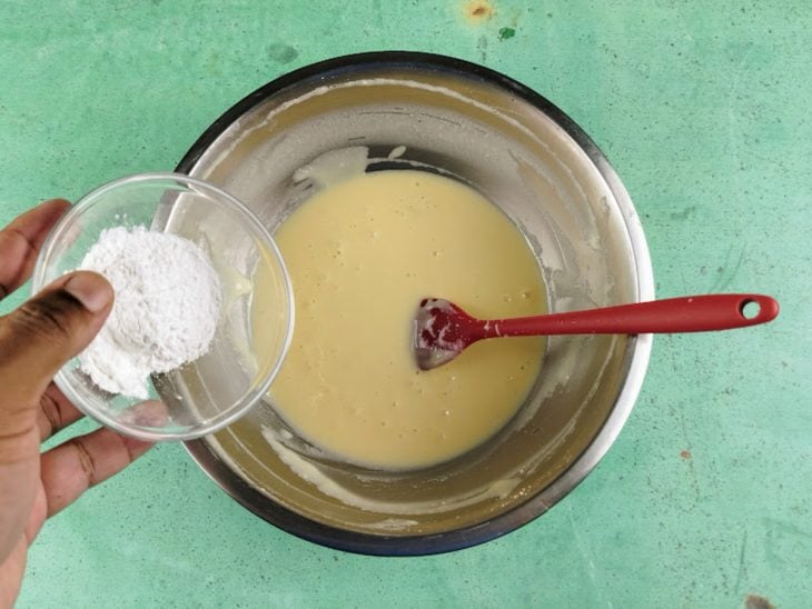 Liga neutra sendo adicionada à tigela com os outros ingredientes.