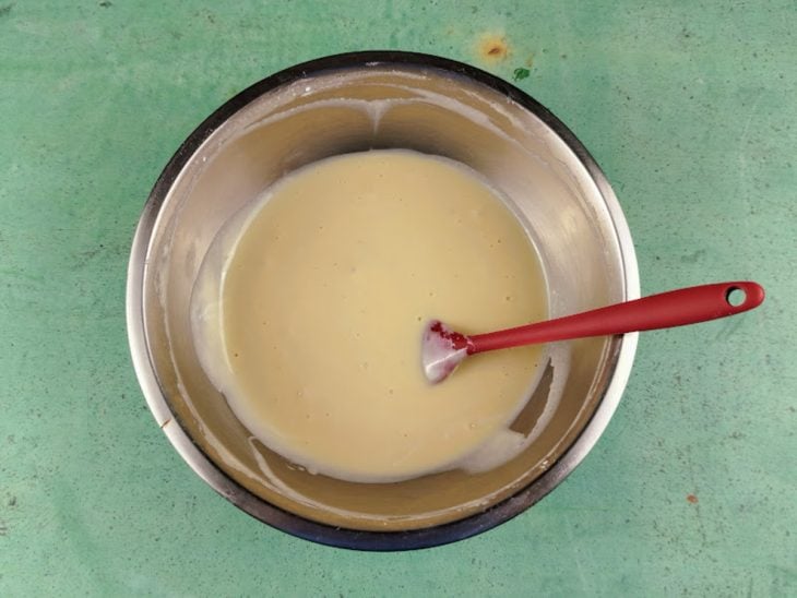 Uma tigela com a mistura do geladinho.