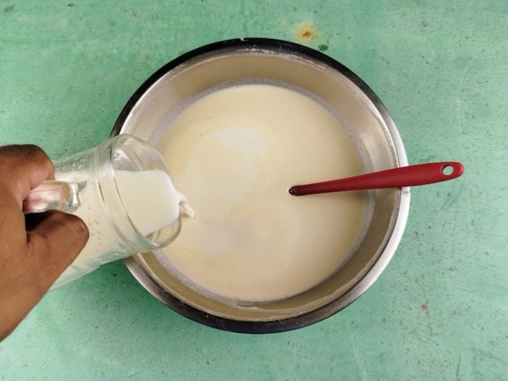 Leite sendo despejado na tigela com a mistura.