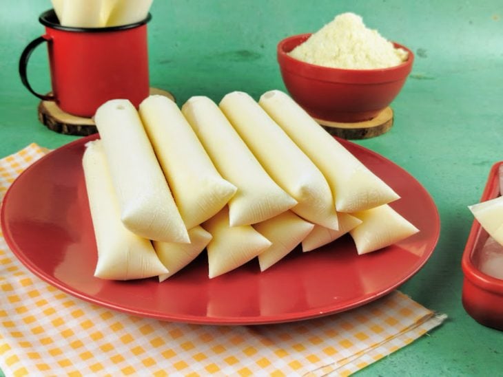 Um prato com geladinho de leite em pó.