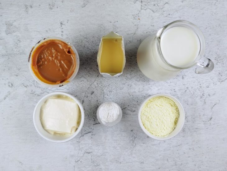 Ingredientes para a receita de geladinho reunidos em uma superfície.