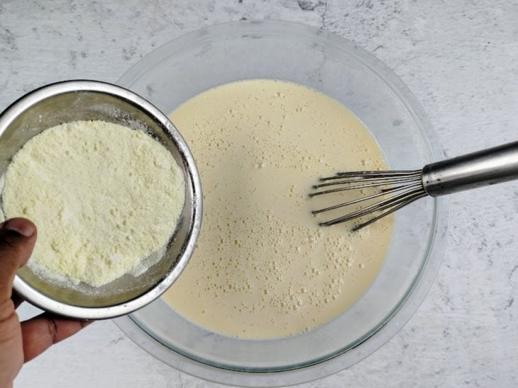 Ingredientes misturados na tigela redonda de vidro.