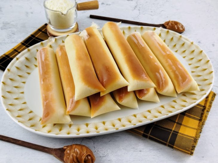 Geladinhos de leite Ninho com doce de leite prontos para consumo.