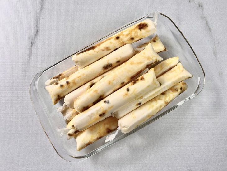Geladinhos montados e reservados em um recipiente de vidro.