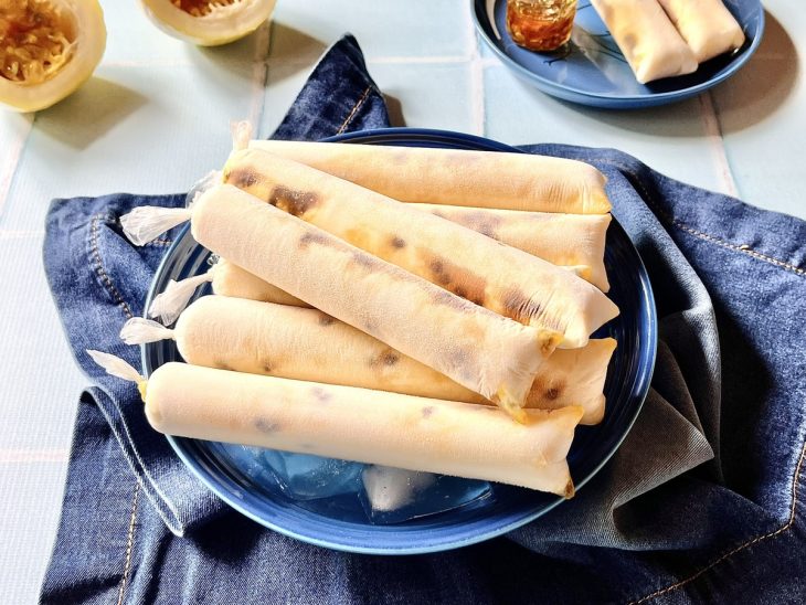 Geladinhos de maracujá prontos para servir.