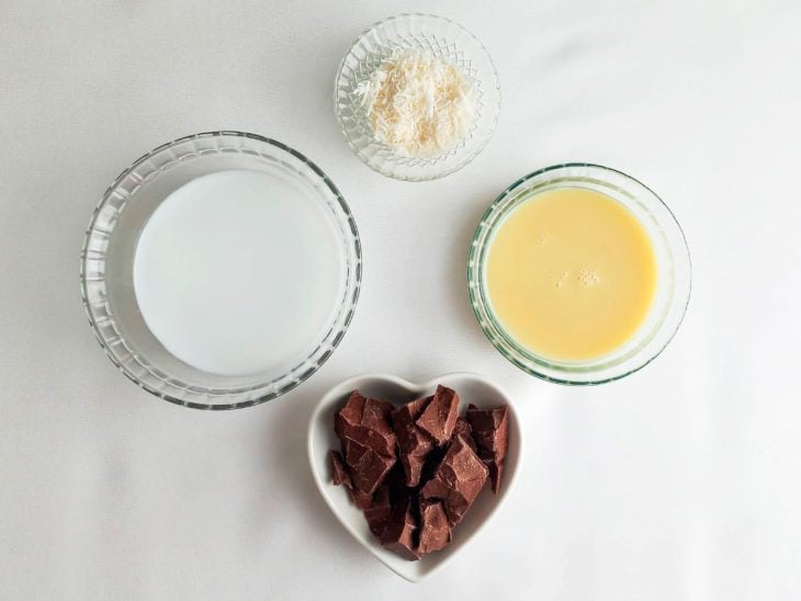 Ingredientes para preparar a receita agrupados em uma superfície.