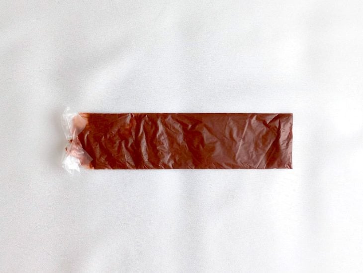 Chocolate derretido colocado em um saquinho.