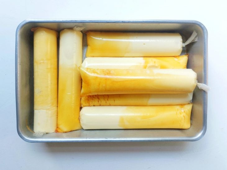 Uma forma contendo vários geladinhos de pudim, sem estarem congelados.