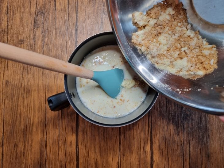 jarra com ingredientes líquidos e cremosos panela com ingredientes secos