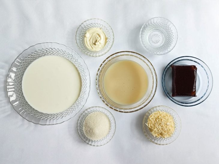 Ingredientes para o geladinho reunidos em uma bancada.
