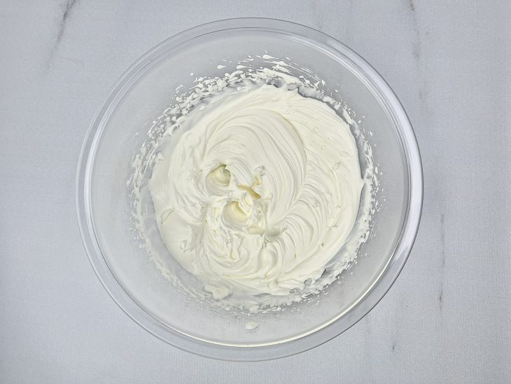 Chantilly gelado batido em um recipiente de vidro.