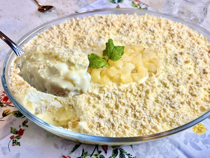 Gelado de abacaxi com chocolate branco pronto para consumo.