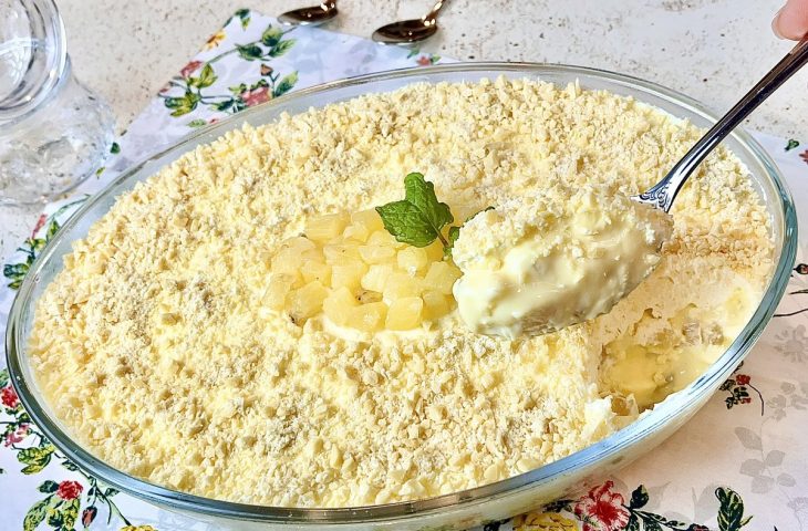 Gelado de abacaxi com chocolate branco