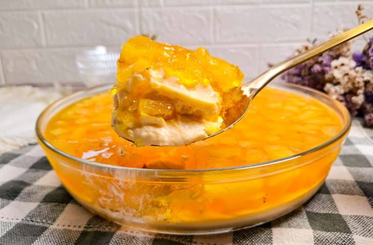 Gelado de abacaxi com gelatina