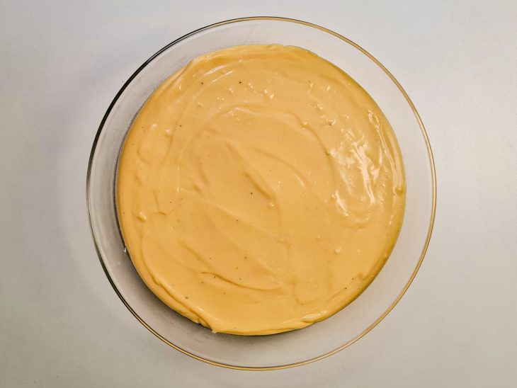 Creme transferido para um refratário.