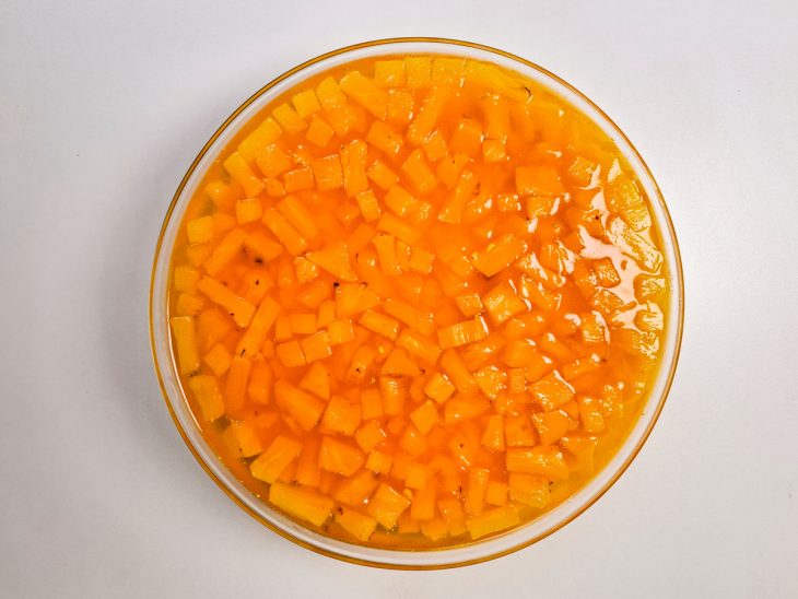 Abacaxi cozido espalhado sobre o creme.