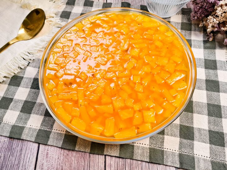 Gelado de abacaxi com gelatina finalizado.