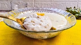 Gelado de abacaxi cremoso na travessa
