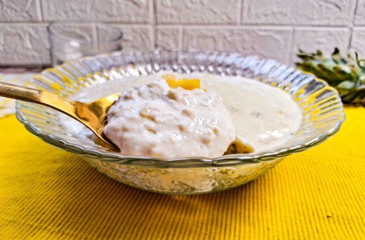 Gelado de abacaxi cremoso na travessa