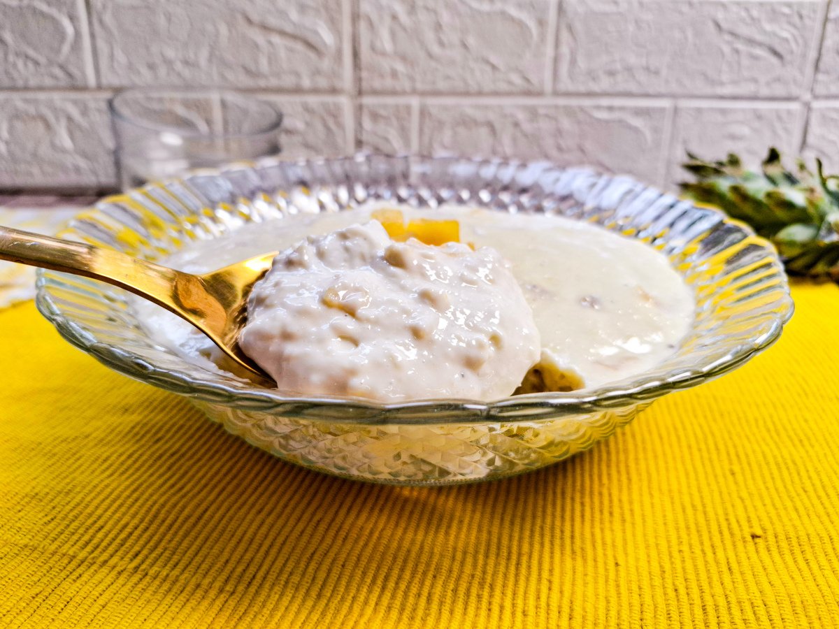 Gelado de abacaxi cremoso na travessa