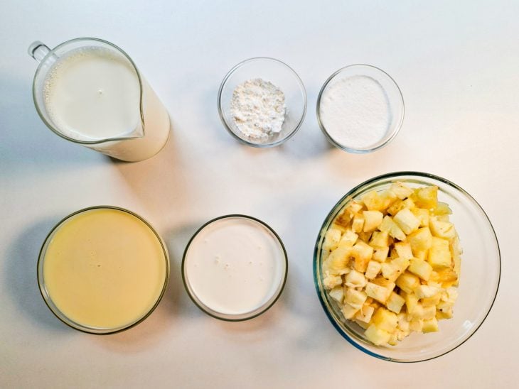 ingredientes para gelado de abacaxi organizados.