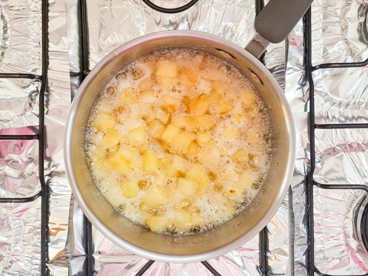 abacaxi picado e cozido para gelado de abacaxi.