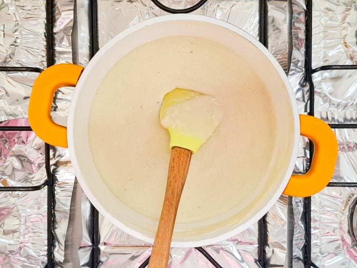 creme para gelado de abacaxi cremoso já engrossado no ponto.