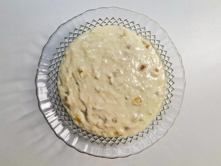 gelado de abacaxi cremoso com pedaços de fruta no refratário.