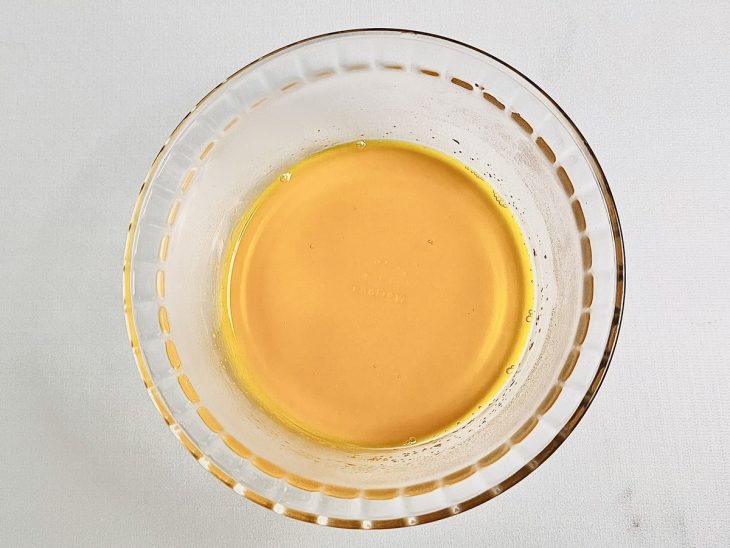 mistura de gelatina de abacaxi dissolvida