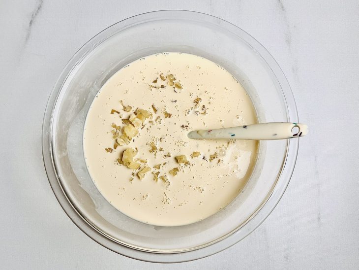 mistura de leite condensado, creme de leite e o abacaxi em cubos.
