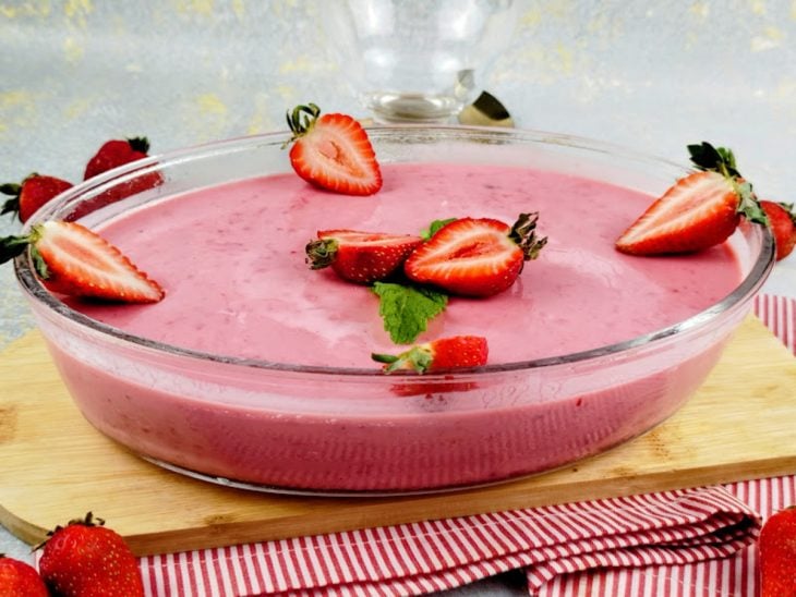 Gelado de morango pronto para consumo e finalizado com morangos.