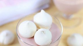 Gelado de morango com suspiro