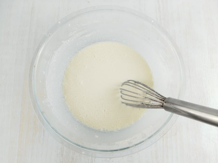 Leite e leite em pó numa tigela.