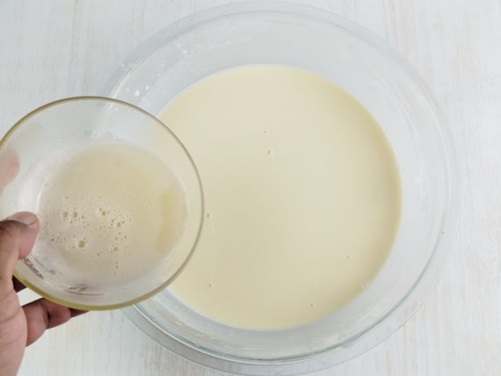 Gelatina incorporada na mistura da tigela.