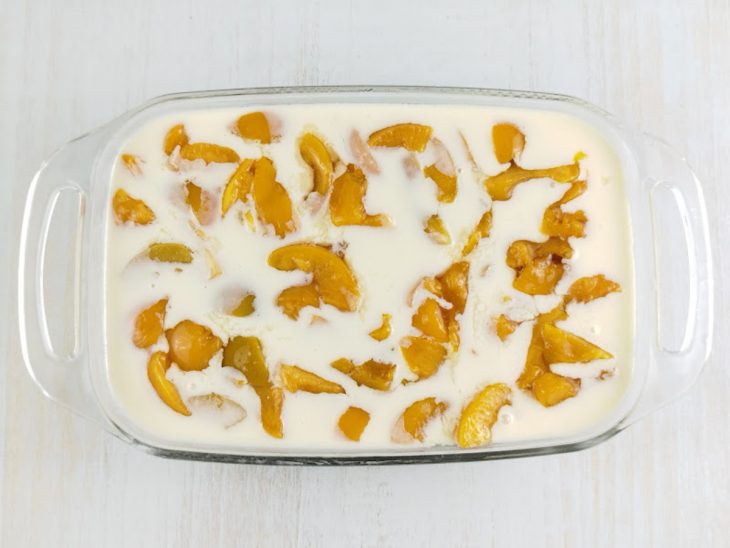 Pessego distribuído sobre a msitura na travessa.