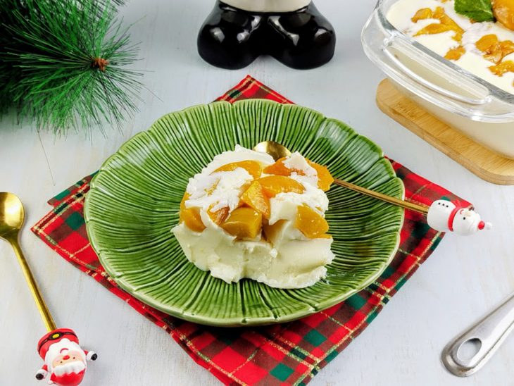 Porção da sobremesa servida em prato.