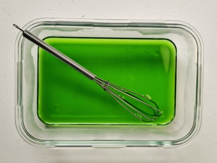 Gelatina diluída em água em um recipiente de vidro.